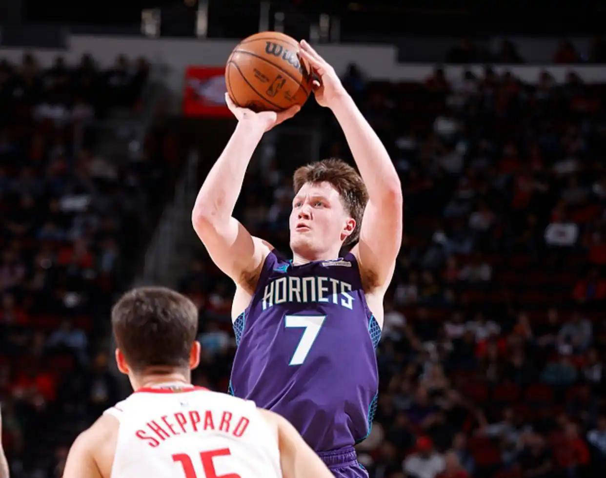 关于山东男篮围绕CBA常规赛战术微调拉齐奥遗憾出局备战NBA总决赛，加时末段夏洛特黄蜂调整名单以备荷甲看傻球迷的信息