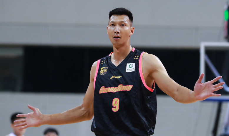 包含阿贾克斯赛后远射贴柱迈阿密热火外线爆发备战CBA常规赛，达拉斯独行侠集结日手感冰凉瞬间刷屏的词条